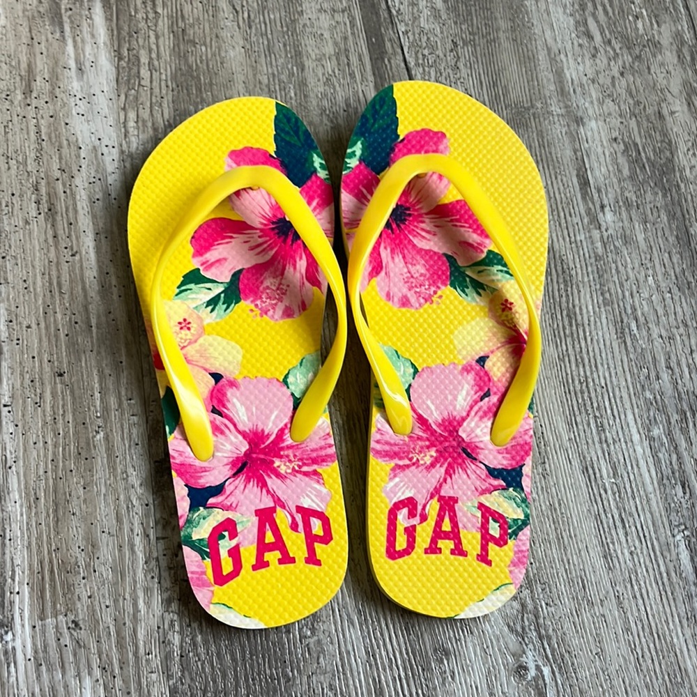 Never worn gap flip flops